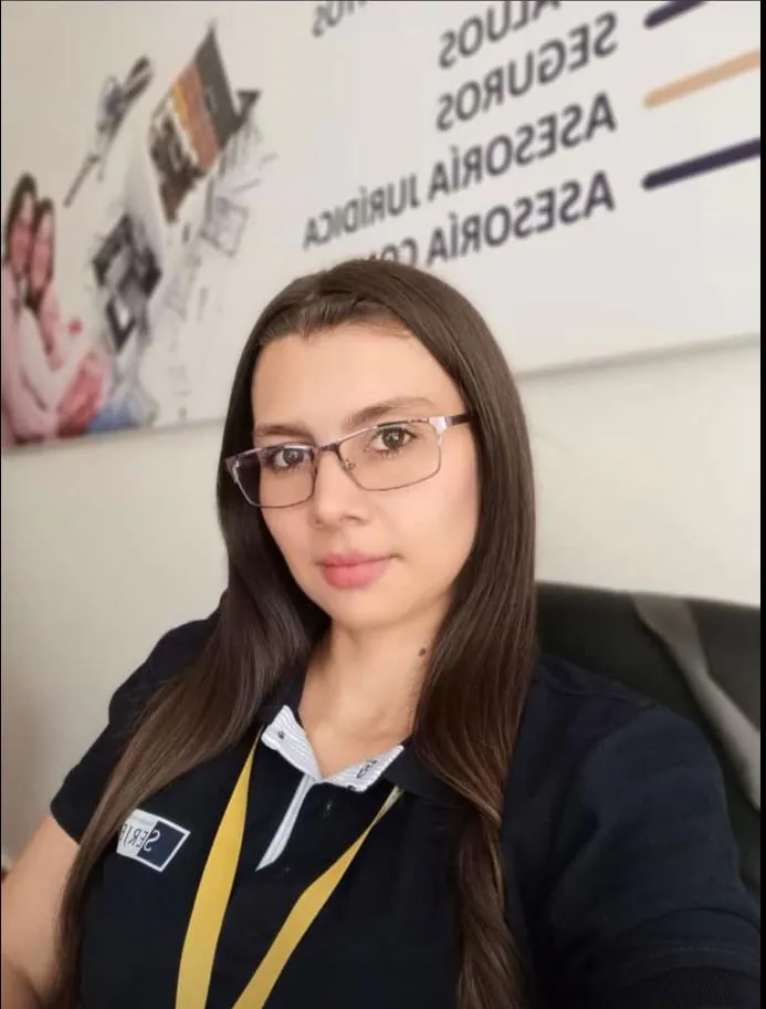 Integrante del equipo de Inmobiliaria SERJES con uniforme de la empresa