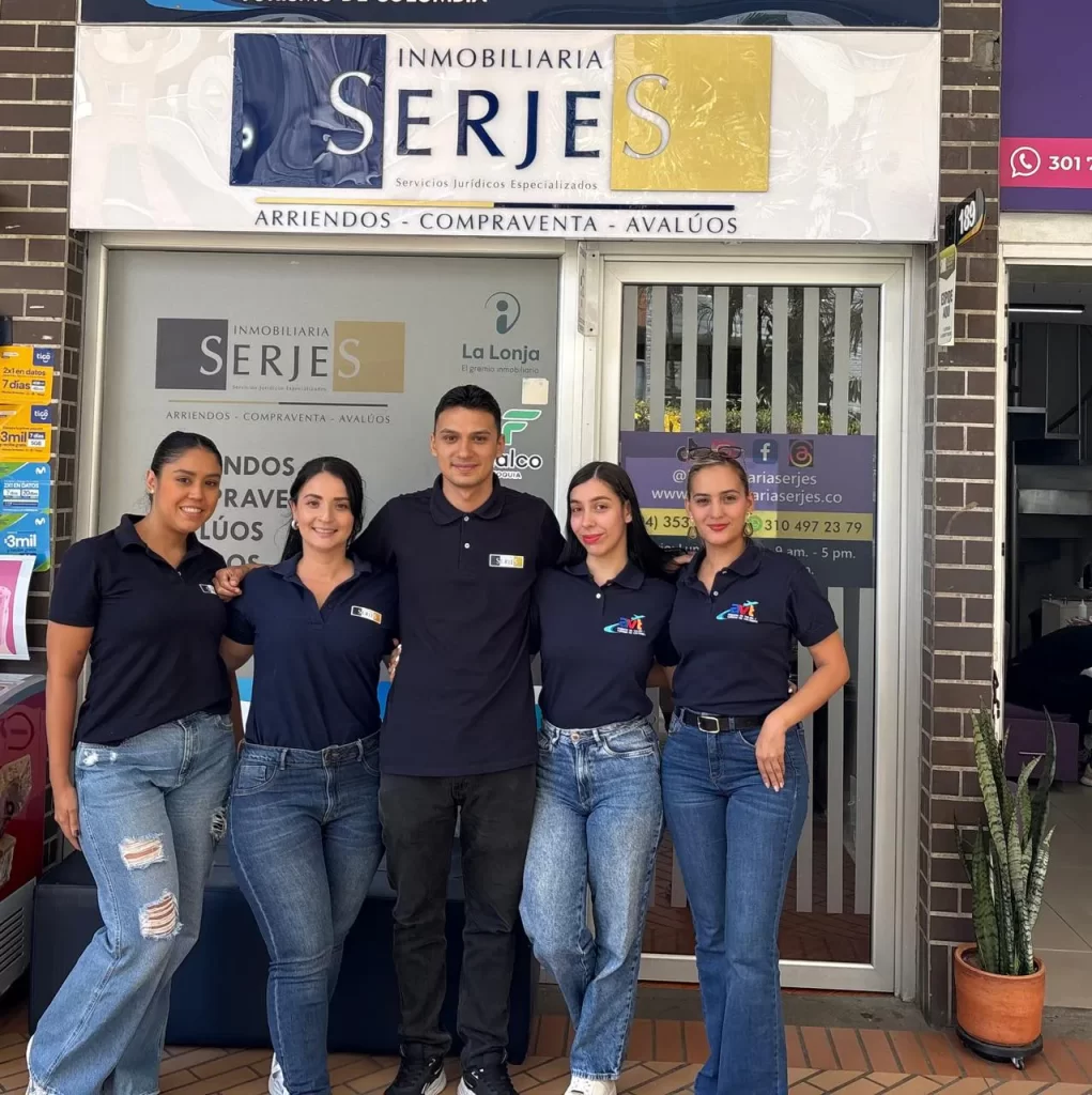Integrantes del equipo de SERJES frente a la sede de Bello