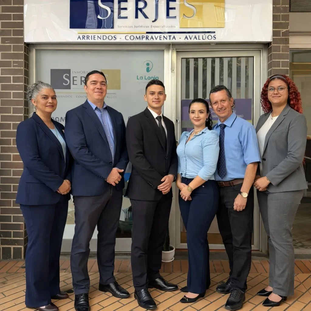 Equipo de Inmobiliaria SERJES frente a la oficina en Bello