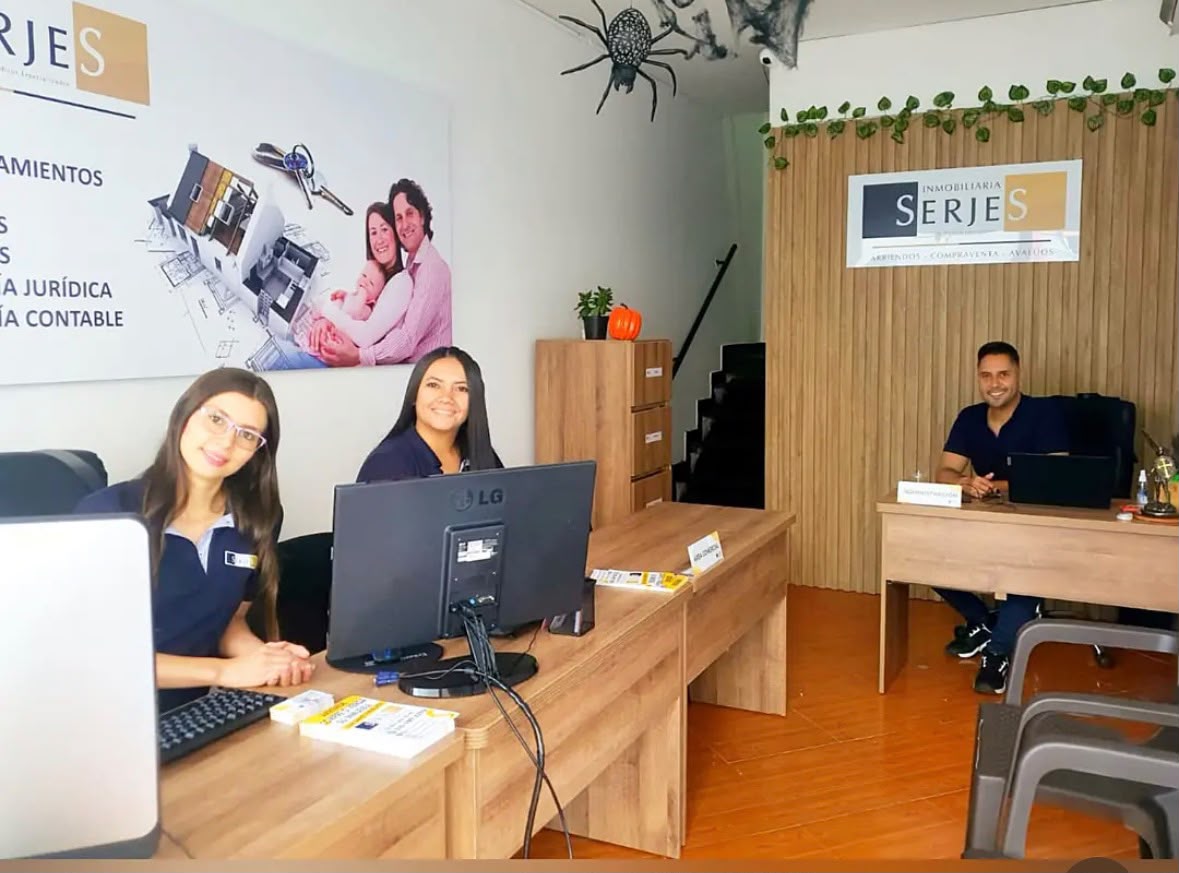 Equipo de Inmobiliaria SERJES en la oficina de Medellín